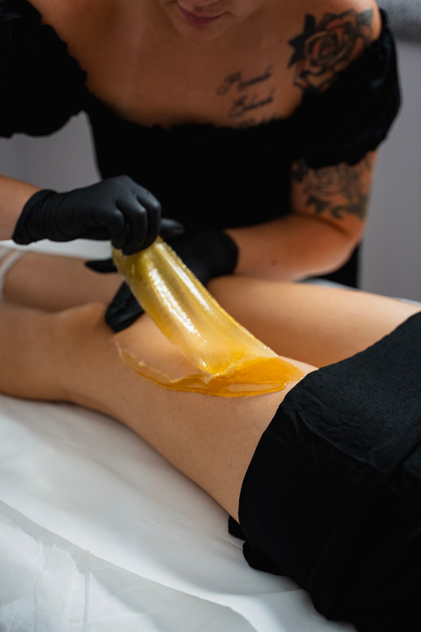 Applicazione della cera brasiliana durante un corso Royal Wax